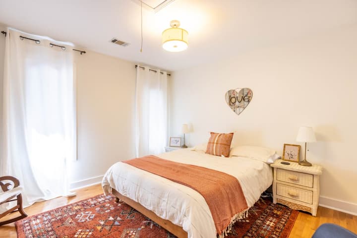 Chambre Queen Size au rez-de-chaussée. Il y a une porte dans cette chambre donnant sur la baignoire du couloir principal