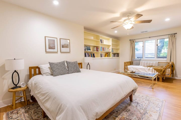 Deuxième étage (Junior) Master. Il y a un placard et une salle de bain dans cette chambre