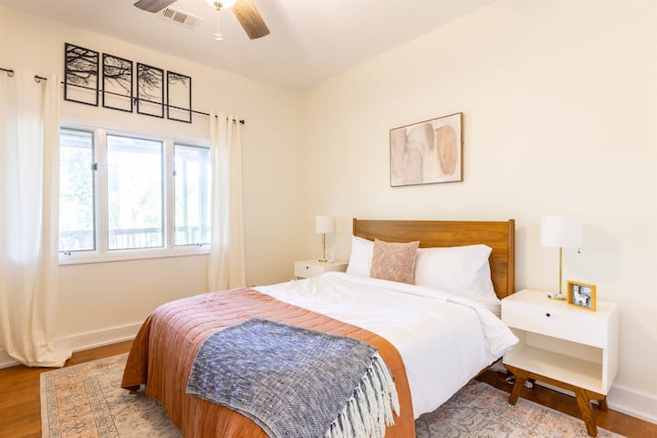 Chambre Queen Size au rez-de-chaussée (à côté de la chambre avec lits superposés et en face de la chambre principale junior). Cette chambre partage la salle de bain/douche avec la chambre avec lits superposés.