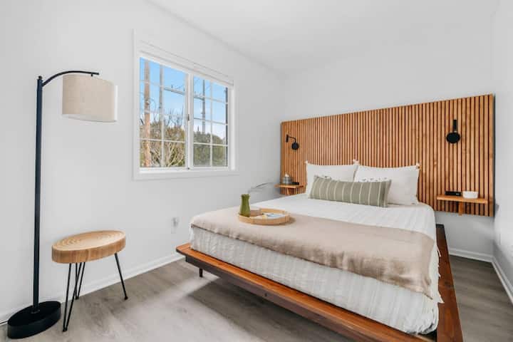 1st Floor Master Bedroom with queen size bed.