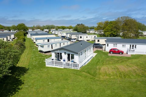 Stunning 6 berth lodge for hire at Skipsea Sands in Yorkshire ref 41077WF