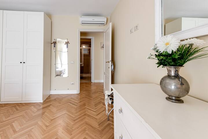 Flora – Sweet Dreams in Florence gallery image 3