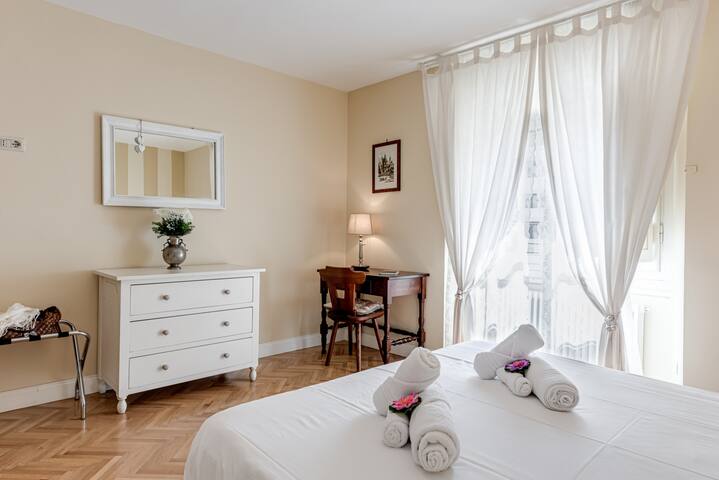 Flora – Sweet Dreams in Florence gallery image 4