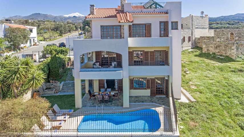 Dim Art Villa – with private pool