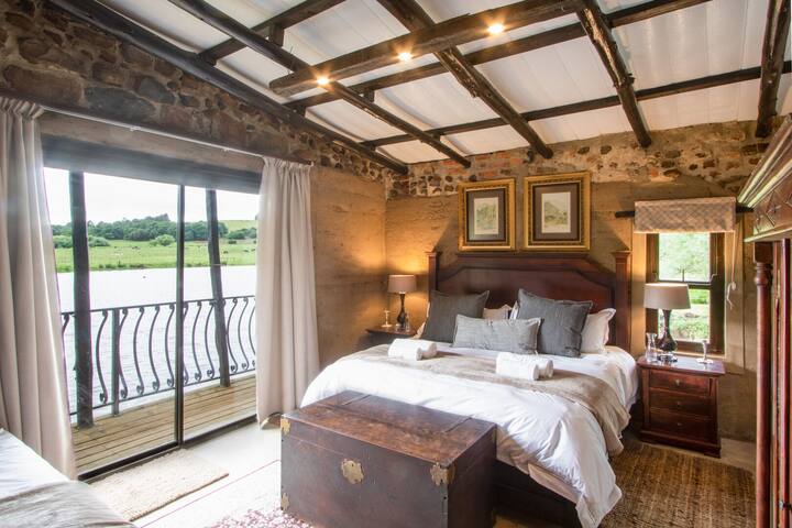 غرفة نوم 2 بحمام داخلي. سرير كبير وسرير فردي.