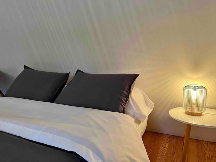 Chumba #1 chenye kitanda 1 cha kifalme 