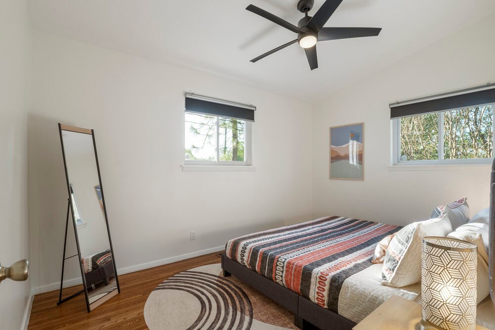 غرفة نوم مضاءة جيدًا وجيدة التهوية