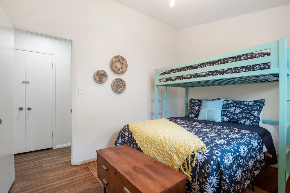 استرخ واستمتع بإقامتك مع هذا السرير المريح.