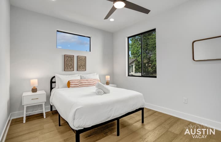 Bračni krevet (160x200) s posteljinom i ormarom hotelske kvalitete