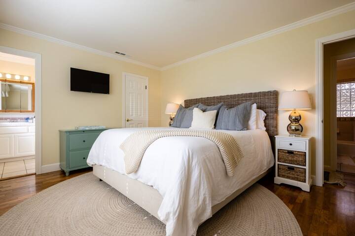 Pleasure Point Getaway with hot tub, dog friendly! gallery image 2