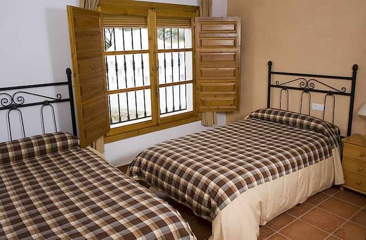 Vitanda vya sentimita 105. Mashuka na taulo zimejumuishwa.