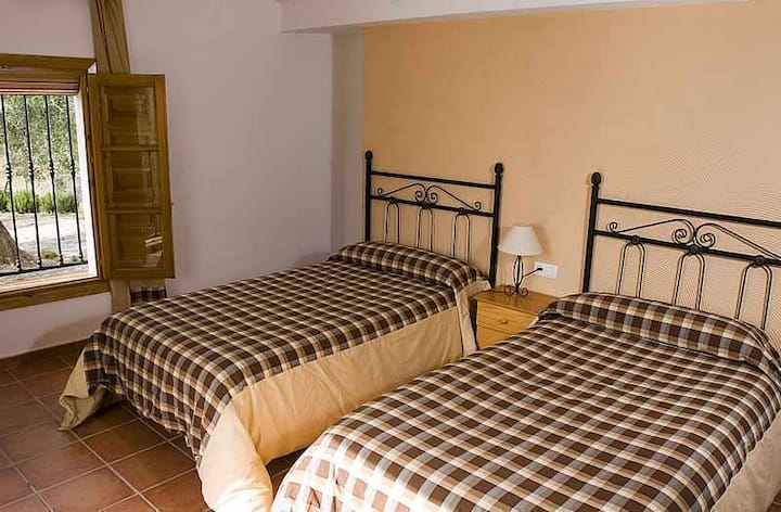 Vitanda vya mtu mmoja sentimita 105. Inajumuisha mashuka na taulo.