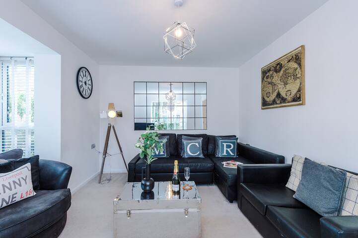 Perfect Riverside Home in Manchester, FREE Parking gallery image 2