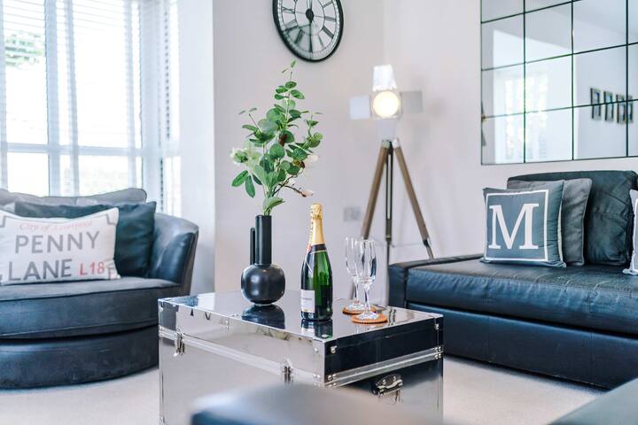 Perfect Riverside Home in Manchester, FREE Parking gallery image 5