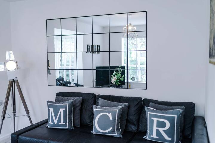 Perfect Riverside Home in Manchester, FREE Parking gallery image 3