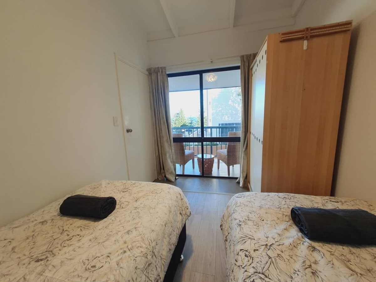 Მეორე საძინებელი 2 დიდი ზომის ერთადგილიანი საძინებლით