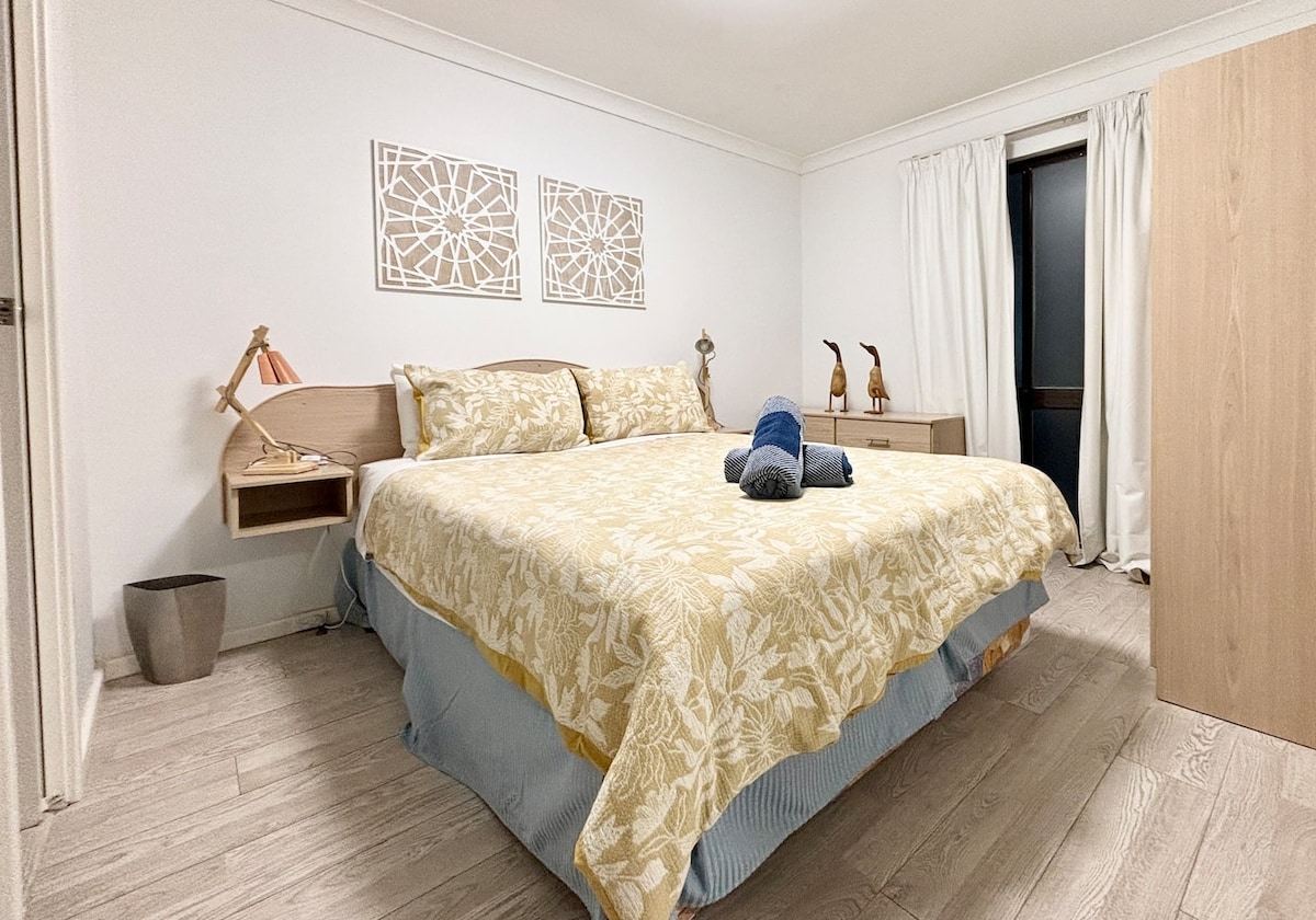 Კომფორტული ორადგილიანი საწოლი დამხმარე სააბაზანოთი