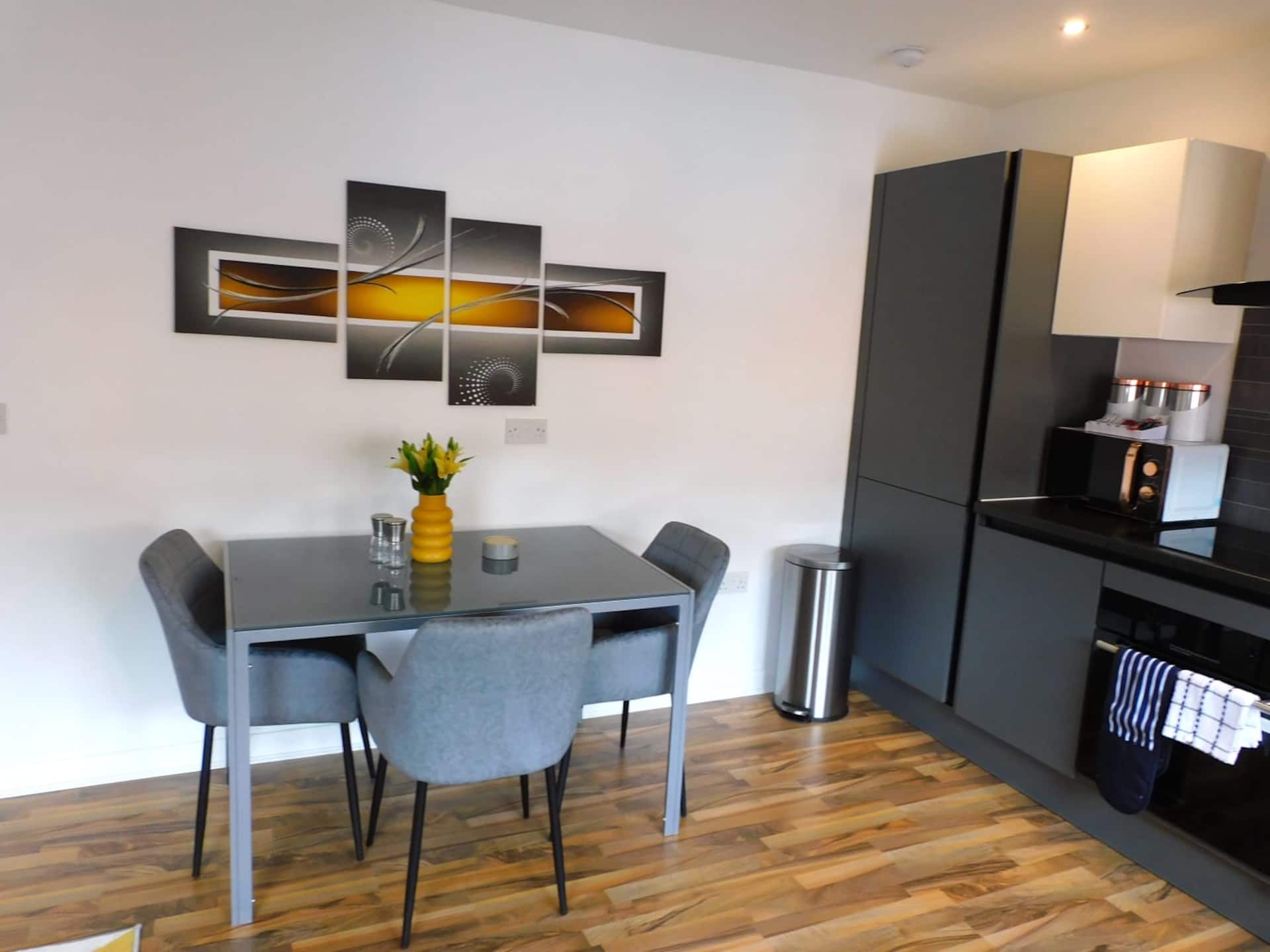 Newly refurbished 2 bedroom apartment close to station and local amenities — photo 4