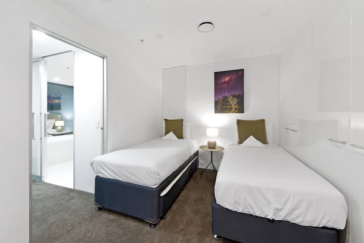 Segundo dormitorio con 2 camas individuales tamaño king.