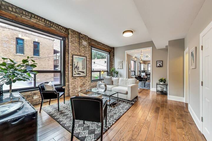 Lovely 4 Bedroom Spot located in Charming Old Town gallery image 2