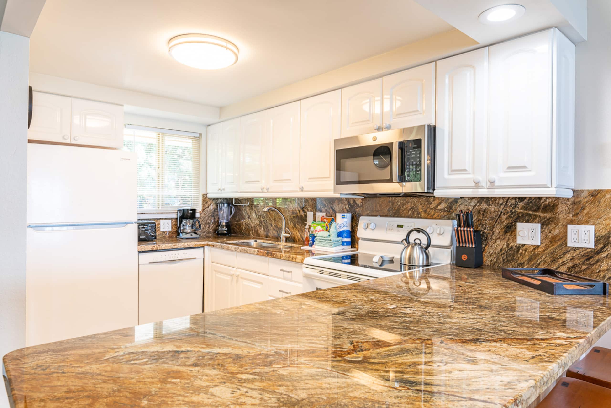 Condo in Lahaina · ★4.89 · 2 bedrooms · 3 beds · 2 private baths - Image 6