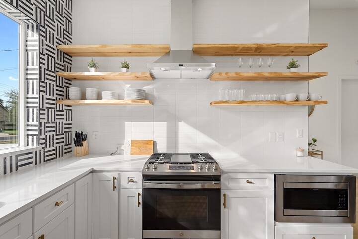 White Dove Pool House- Modern Luxury 4BR Home Near gallery image 5