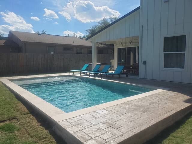 White Dove Pool House- Modern Luxury 4BR Home Near gallery image 3