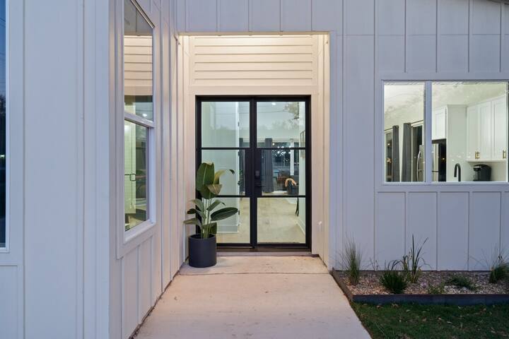 White Dove Pool House- Modern Luxury 4BR Home Near gallery image 4