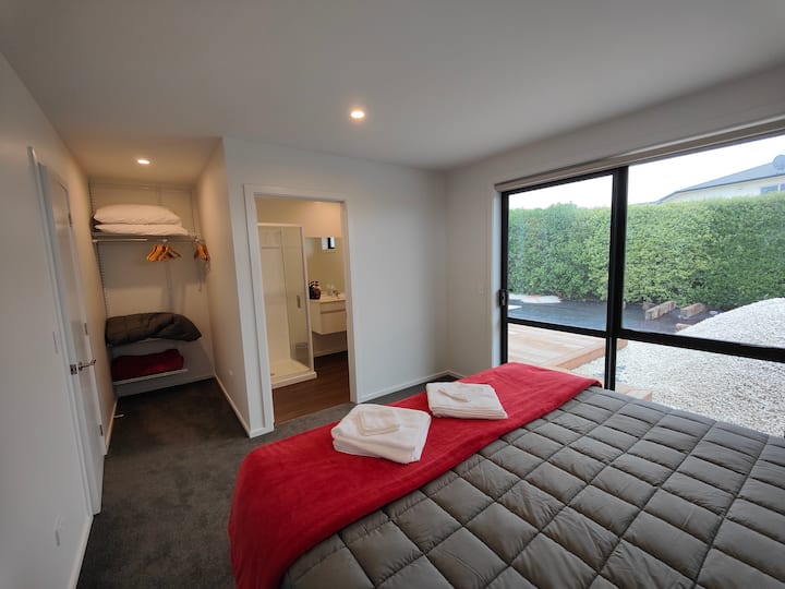 غرفة النوم 1 (الرئيسية) - سوبر كينج، الوحدة الأمامية
يمكن تقسيمها إلى فردين عند الطلب