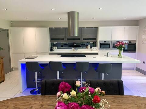 Stunning 5 BR Home with hot tub & Cinema room