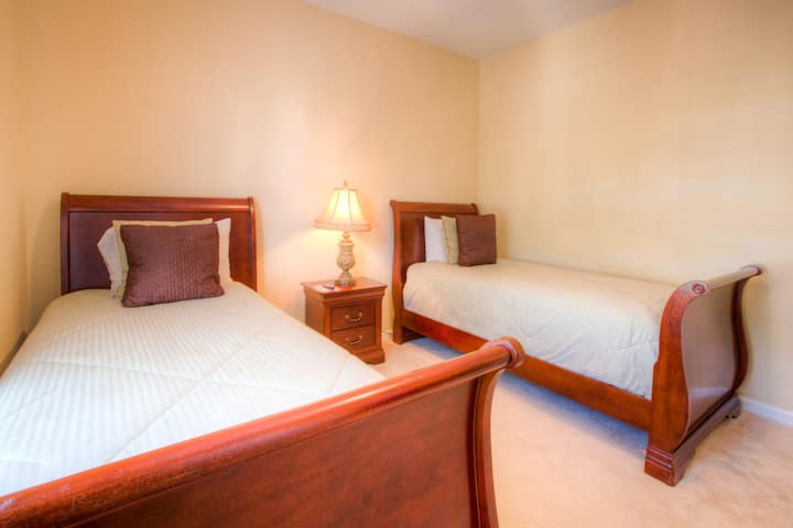 Chumba hiki cha kulala cha kitanda 2 kimepambwa kwa mapambo ya kifahari na lafudhi, na kuunda sehemu ambayo ina utulivu uliosafishwa.