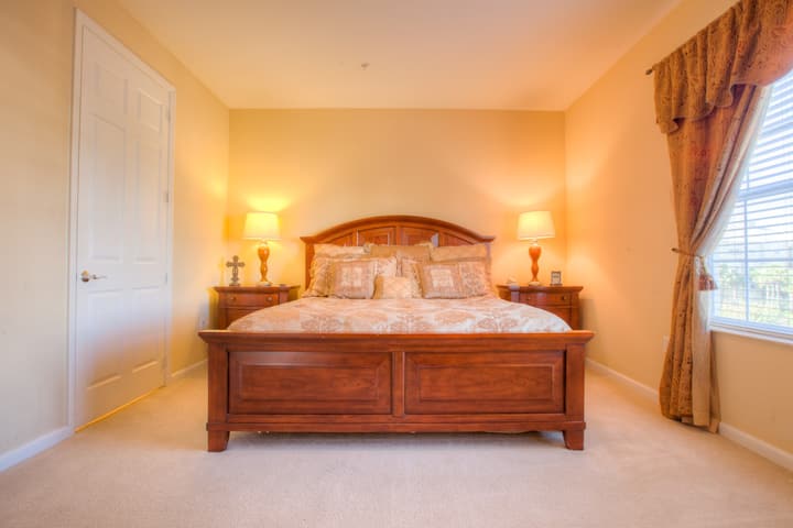 Chumba kikuu cha kulala huunda mapumziko ya kifahari ambapo kujifurahisha hukidhi urahisi, na kuahidi usiku wa starehe na starehe isiyo na kifani."