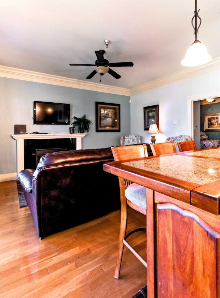 ¡Relájate con estilo con asientos suaves y un ambiente cálido para reuniones inolvidables!