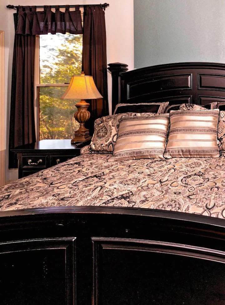 ¡La elegante decoración se encuentra con el abrazo de la naturaleza a través de grandes ventanas y la lujosa comodidad!