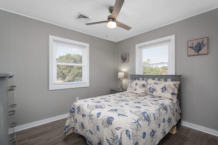 Спална соба со брачен кревет