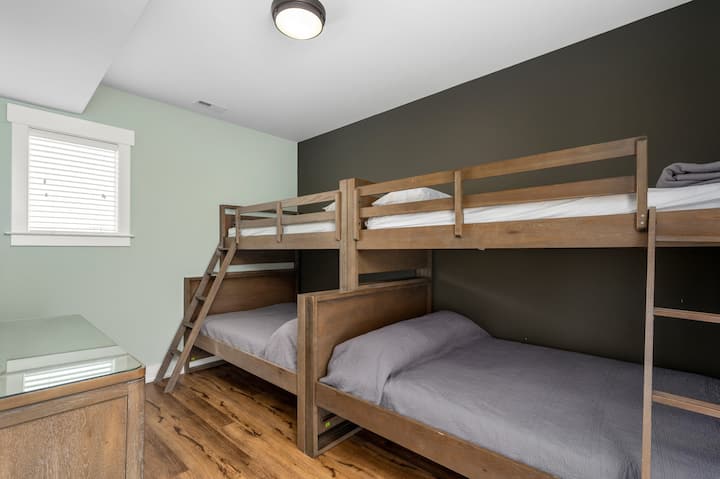 セカンドレベルのピラミッド二段ベッドのエンスイート 