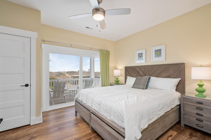 デッキとオーシャンビューが楽しめるキングルーム（2階）