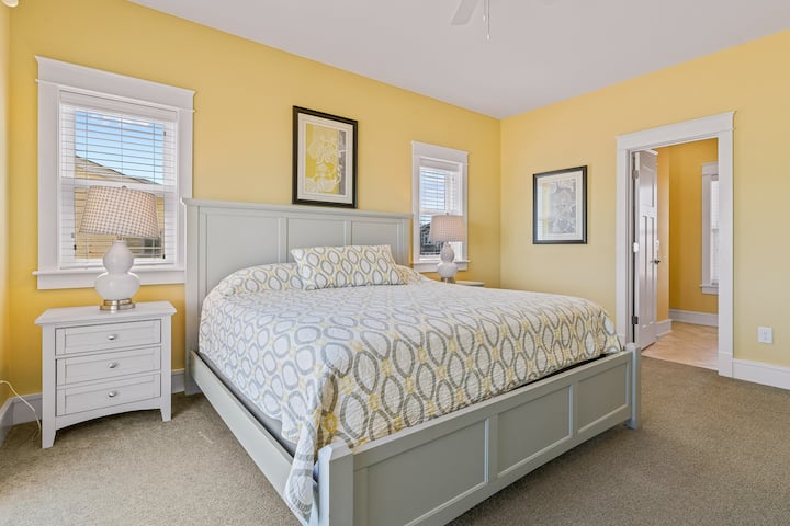 Апартман со брачен кревет на второ ниво