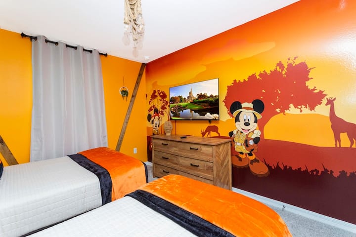 Un lit double et un lit simple Safary Micket thème pour vos proches