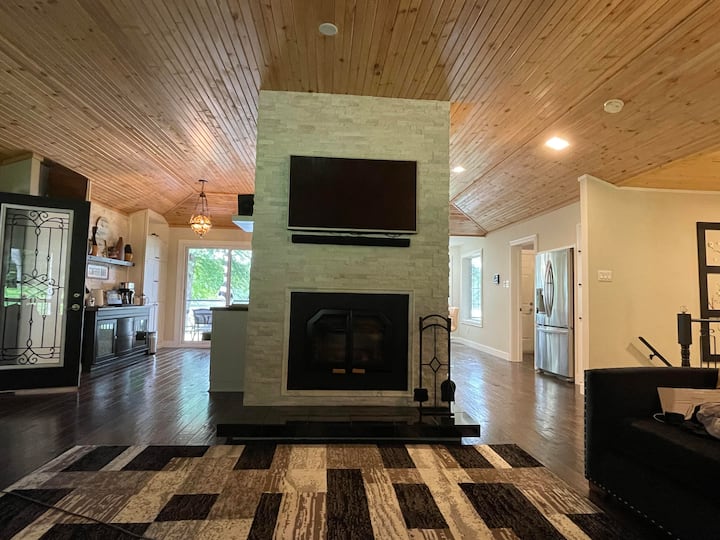 Newly Renovated 5 Bedroom Lakefront Cottage - Huntsville