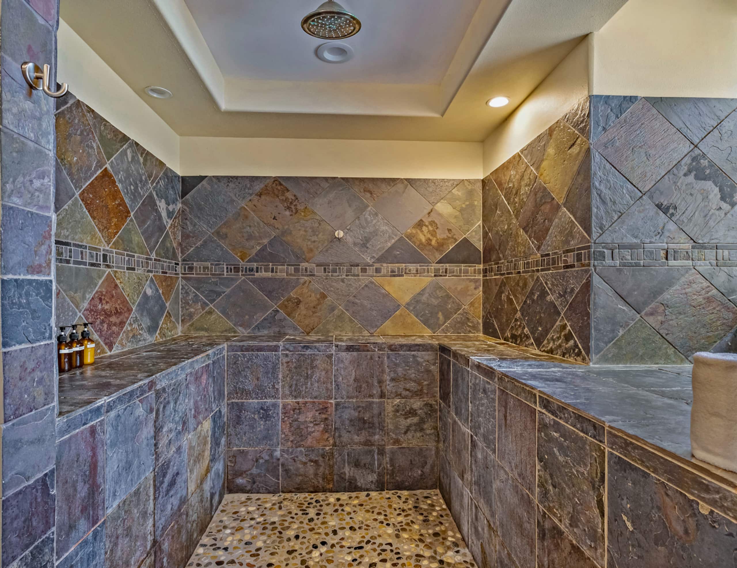 Home in Lahaina · ★4.83 · 6 bedrooms · 9 beds · 3 baths - Image 37