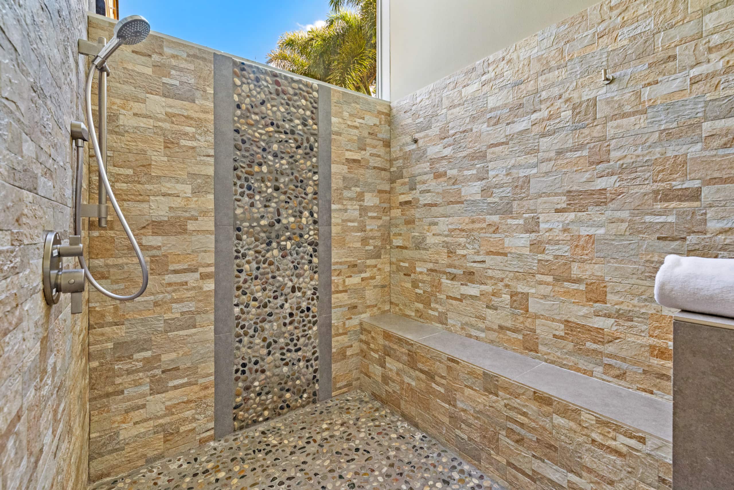 Home in Lahaina · ★4.83 · 6 bedrooms · 9 beds · 3 baths - Image 35