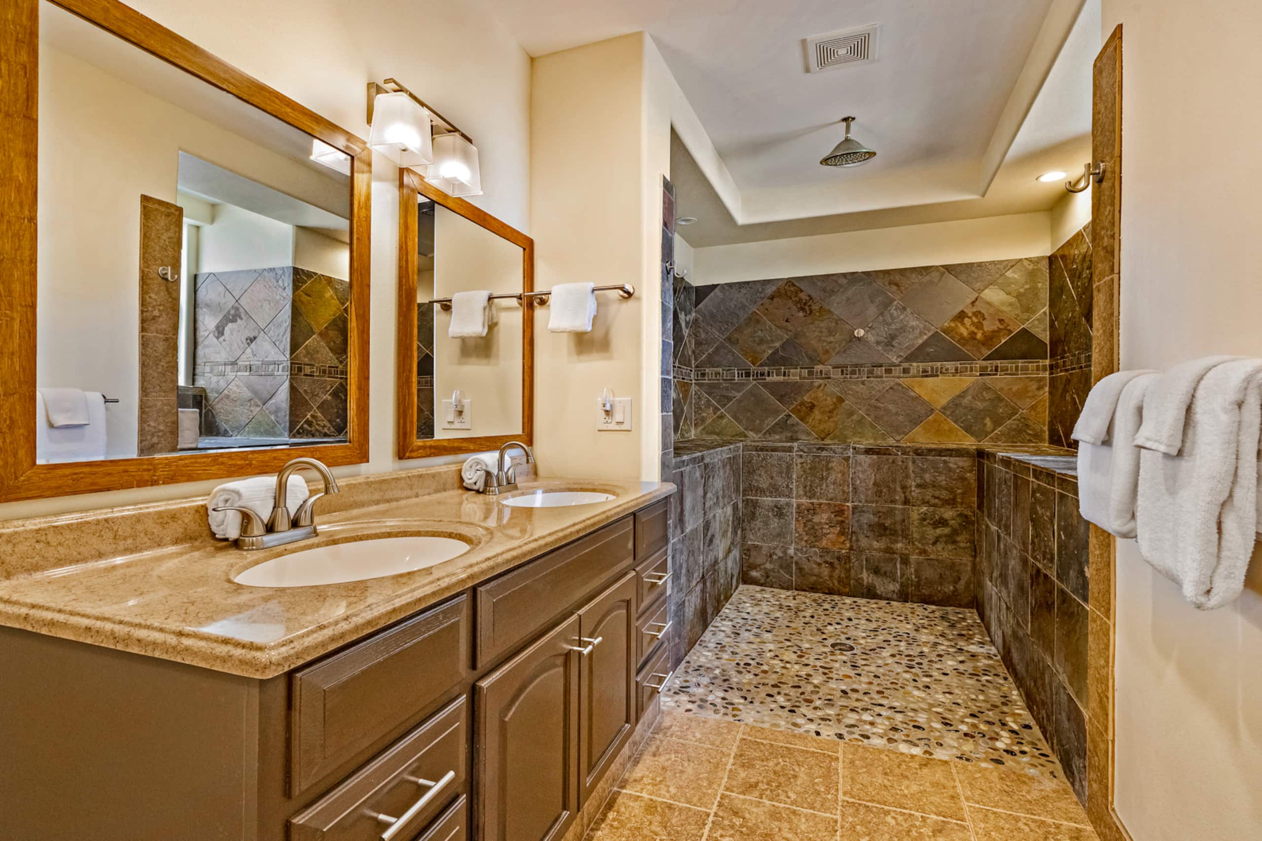 Home in Lahaina · ★4.83 · 6 bedrooms · 9 beds · 3 baths - Image 36