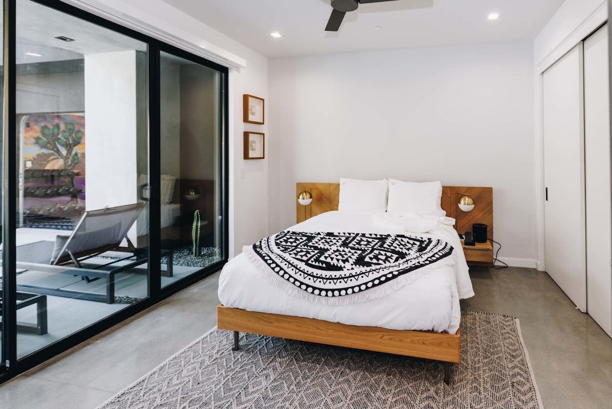 Dhomë gjumi me hyrje në oborr