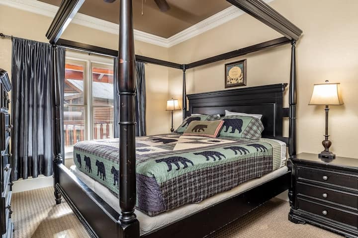 Gundua uzuri na starehe katika mapumziko haya yenye ndoto. Kitanda cha ukubwa wa malkia, mashuka safi, kitanda chenye starehe na mito ya plush hufanya hii kuwa patakatifu pazuri kwa ajili ya ukaaji wako!