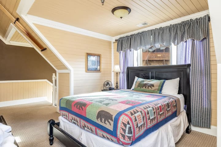 Furahia mandhari ya milima ukiwa kwenye chumba hiki kinachovutia chenye kitanda cha ukubwa wa king na mapambo ya kijijini!