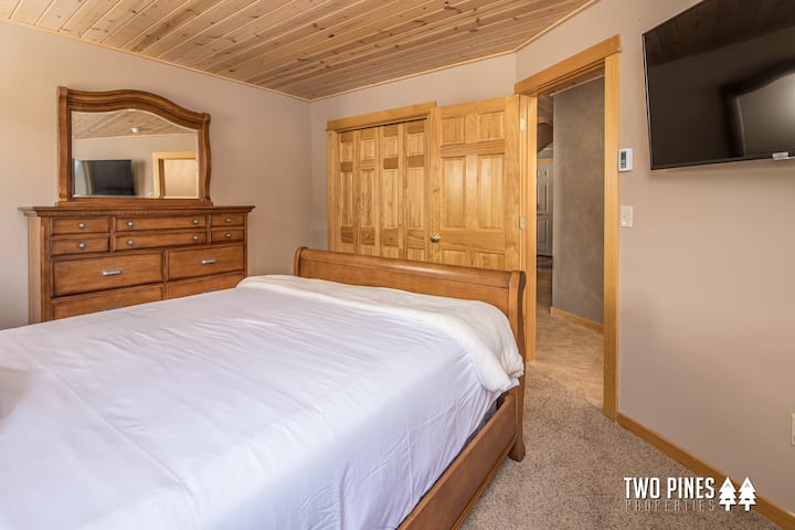 Ძირითადი დონის სასტუმრო საძინებელი საწოლით 152 × 203 სმ ზომის საწოლით