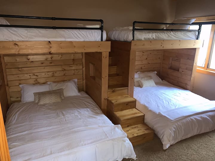 Ზედა დონე Bunkroom 2 Twin over Queen Bunks