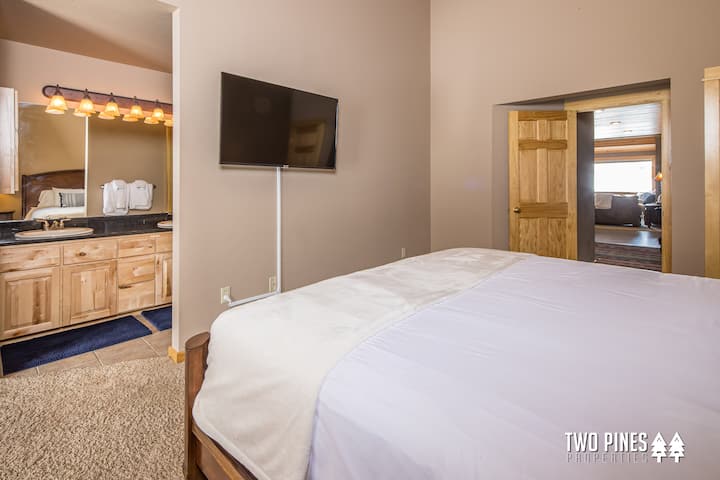 პირველი სტუმრის საძინებელი საწოლითა და აპარტამენტით