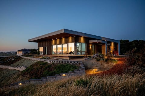 Oceanview Serenity | Sauna • Hot Tub • Fast Wi-Fi